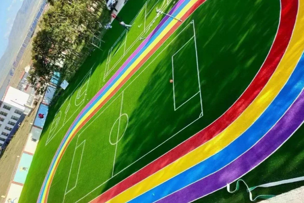 人造草坪：美观易打理，后期无需养护